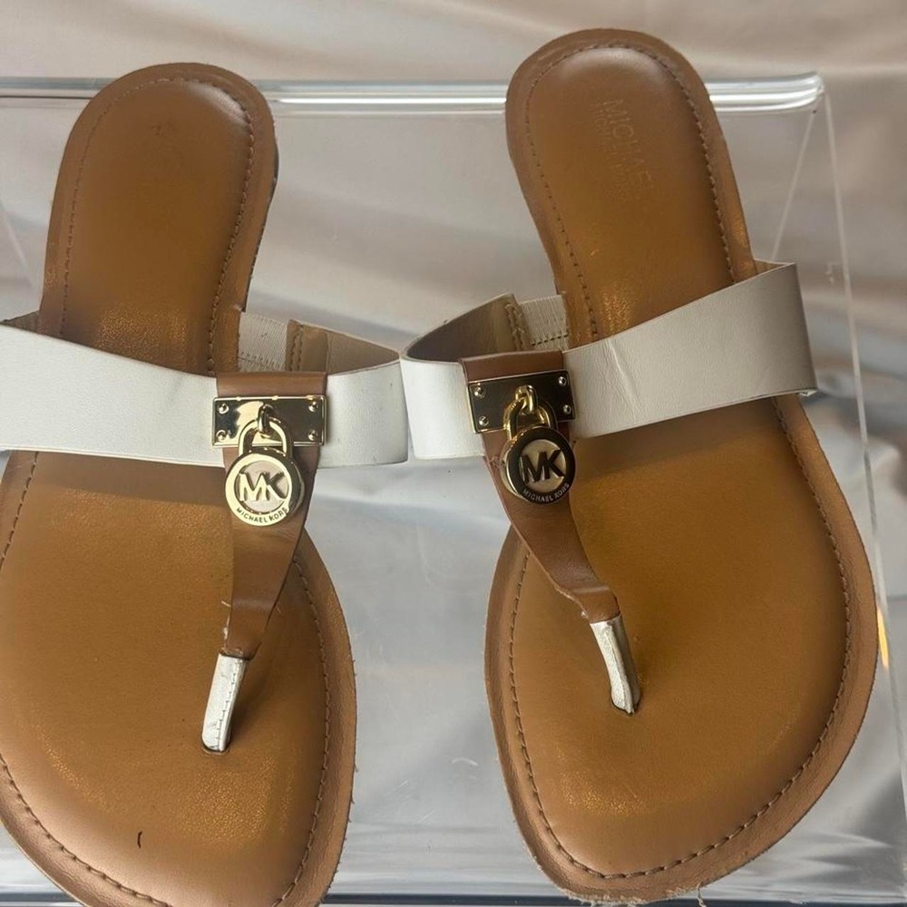 Michael Kors Carson Thong Sandals White Luggage Leather Gold MK Charm Size 7